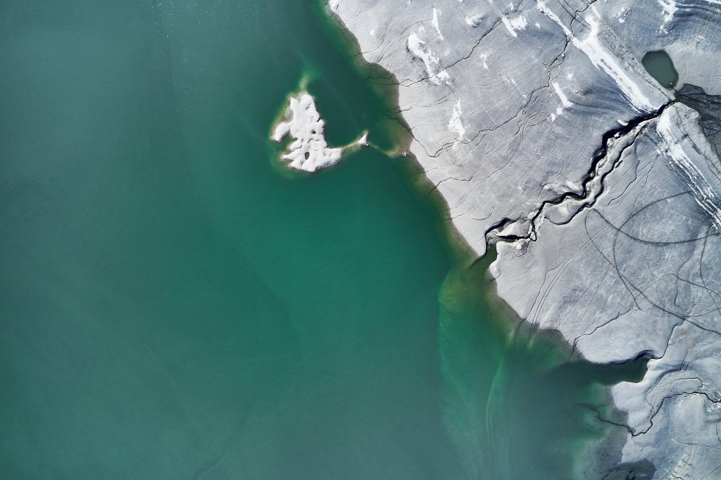 THE OCEANS IN TRANSITION: HOW CLIMATE CHANGE IS RESHAPING MARINE ECOSYSTEMS